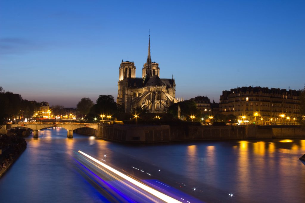 Participation à l’effort de reconstruction de Notre-Dame de Paris.